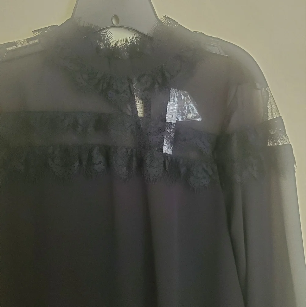 Ruffle Sleeve lace Top with Pearl Buttons - Picture 4 of 9